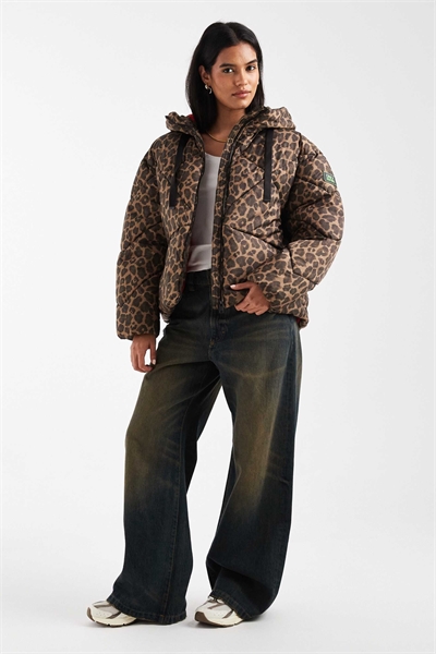 Короткое пуховое пальто с леопардовым принтом артикул 147763058