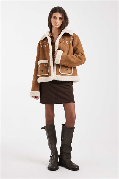 Укороченная куртка из овчины с вышивкой артикул 154149923
