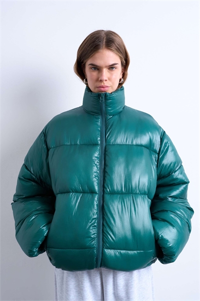 Блестящая пуховая куртка средней длины с воротником-воронкой цвета морской волны артикул 145573787