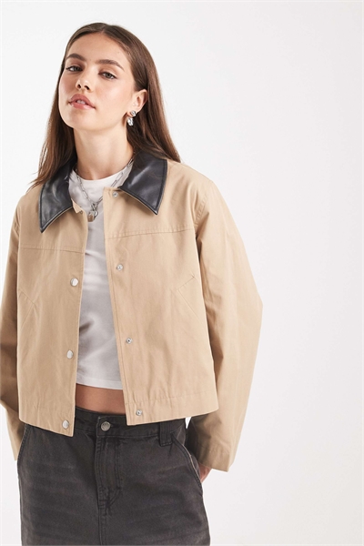 Укороченная куртка-барн с воротником из искусственной кожи бежевого цвета артикул 149293246