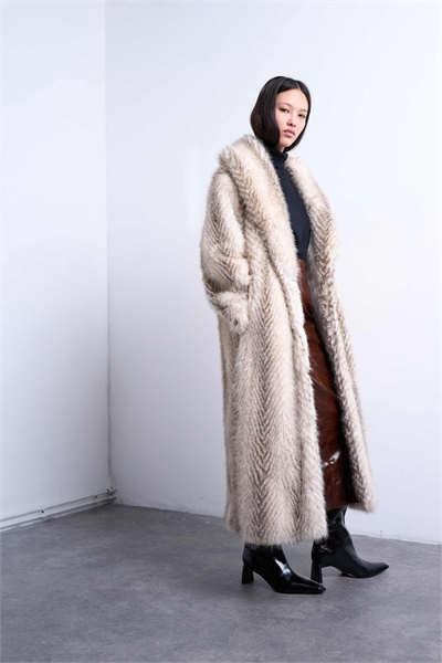 Длинное пальто-шаль из искусственного меха с белыми полосками артикул 147470830