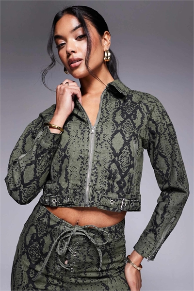 Укороченный жакет из комплекта хаки с принтом под кожу змеи артикул 140471250