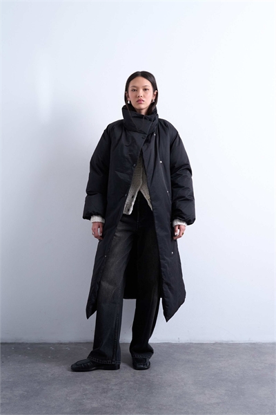 Длинная пуховая куртка с воротником-воронкой и поясом, черного цвета артикул 147897814