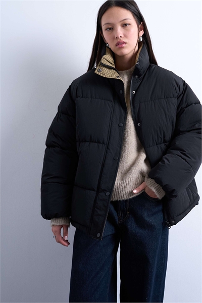 Пуховик с внутренней проверкой и воронкообразным горлом черного цвета артикул 144018407