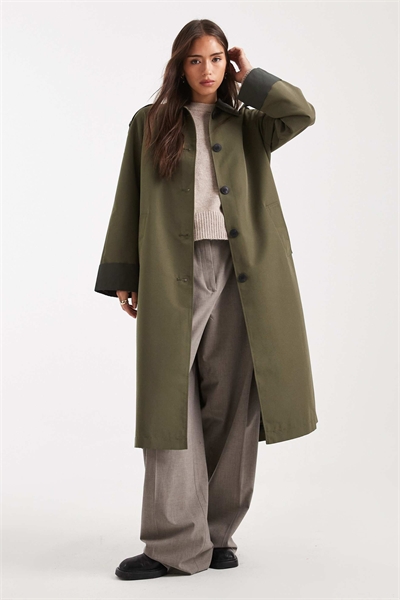 Контрастный тренч с воротником на пуговицах цвета хаки артикул 149660064
