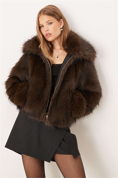 Короткая меховая куртка с воротником артикул 145397471