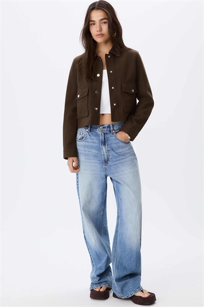 Мягкая короткая куртка коричневого цвета артикул 151902347