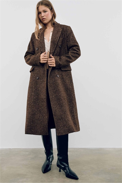 Пальто оверсайз с рисунком «елочка» цвета карамель артикул 151878214