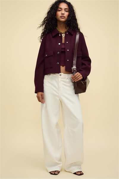 Мягкая короткая куртка бордового цвета артикул 151902409