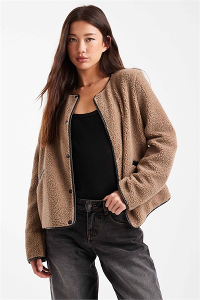Легкая контрастная куртка-тедди бежевого цвета артикул 150505166