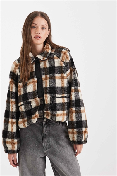 Детали воротника куртки с борговым узором в бежевую клетку артикул 148258505