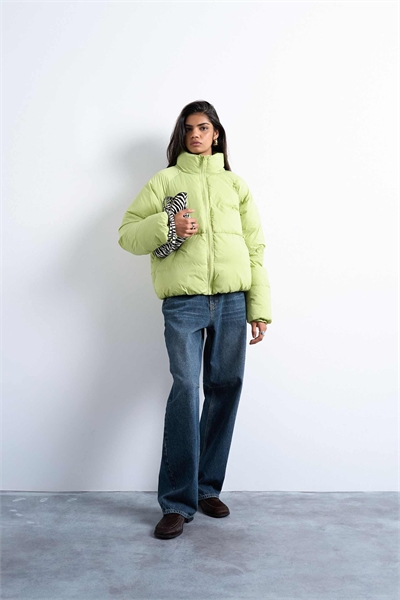 Куртка-бомбер с воротником-воронкой и пуховым наполнителем, зеленый цвет артикул 142738998