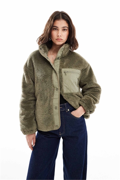 Флисовая кофта с контрастными карманами, цвет шалфейный зеленый артикул 147763052