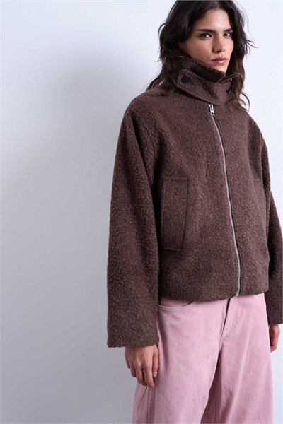 Бомбер с воротником-воронкой и застежкой-кнопкой, шоколадного цвета артикул 142430293