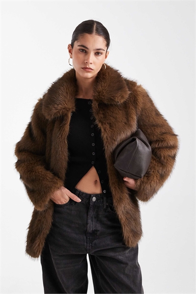Сверхмягкая пушистая куртка из искусственного меха коричневого цвета артикул 150561566