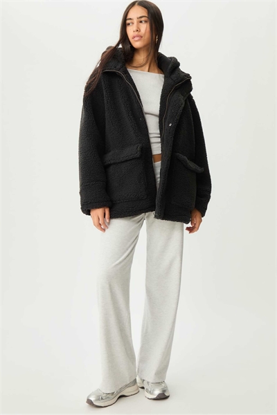 Короткое пальто из искусственной овчины серого цвета артикул 151929119