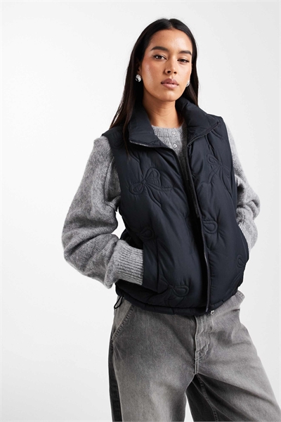 Нейлоновый пуховый жилет с узором в виде бантиков артикул 152001201