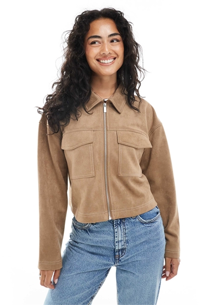 Короткая куртка из искусственной замши с контрастной строчкой, цвет серо-коричневый артикул 147620267