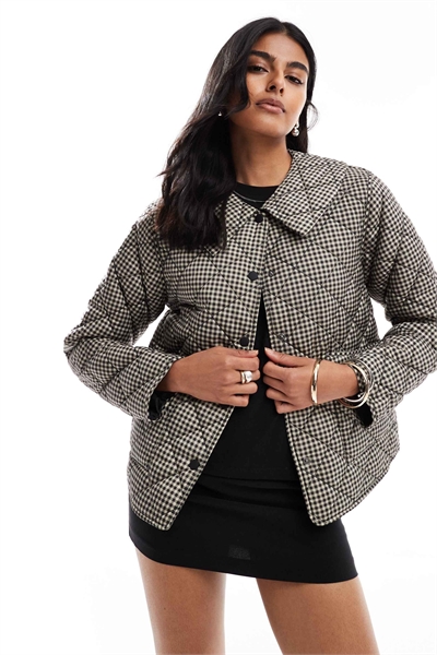 Стеганая куртка с воротником из бежевой клетчатой ткани артикул 147620263