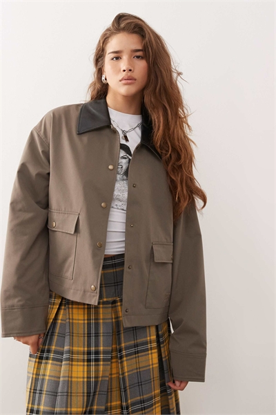 Куртка-барн с воротником из искусственной кожи коричневого цвета артикул 147665003