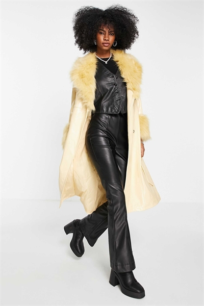 Длинное пальто с поясом из полиуретана и отделкой из искусственного меха цвета сливочного масла артикул 105735614