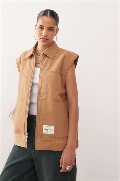 Легкая практичная куртка без рукавов артикул 147660998