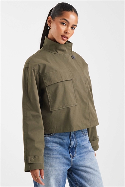Асимметричный короткий тренч цвета хаки артикул 147620262