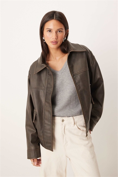 Короткая куртка из искусственной кожи темно-коричневого цвета с эффектом потертости артикул 149633766