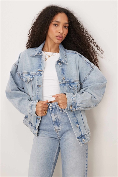 Джинсовая oversize-куртка в стиле бойфренд светло-голубого цвета артикул 146141423