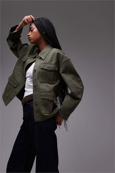 Джинсовая куртка с накладными карманами и затягивающимся поясом сзади артикул 144644419