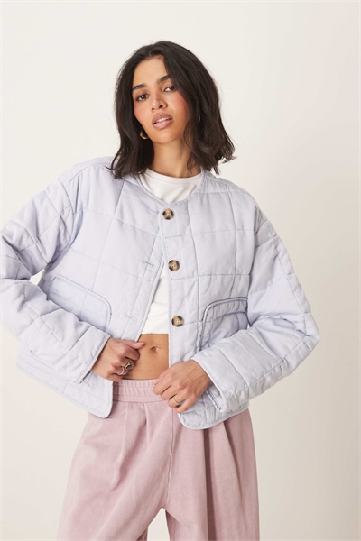 Короткая стеганая куртка без воротника артикул 139363057