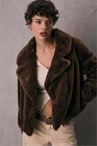 Двубортный пиджак из искусственного меха коричневого цвета артикул 152830509