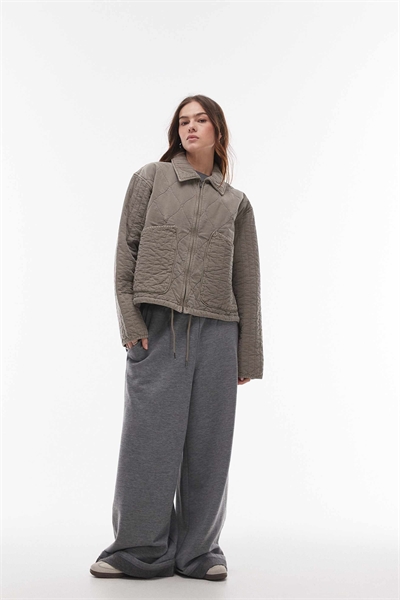 Куртка-лайнер с стеганым узором серого цвета артикул 138682263