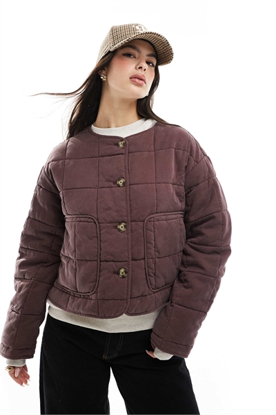 Короткая стеганая куртка без воротника артикул 139363056