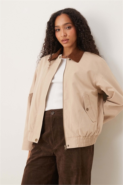 Куртка-тракер с воротником из вельвета контрастного цвета, бежевая артикул 143293838