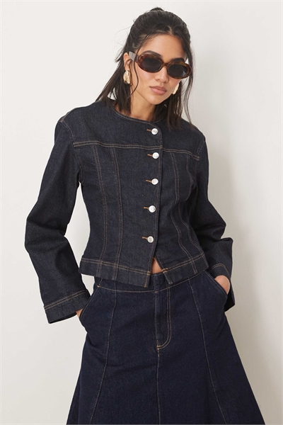 Джинсовая куртка из эластичного трикотажа с затягивающимся поясом, оттенок «индиго» артикул 141737518