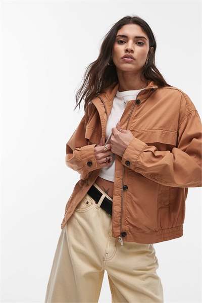 Стильная хлопковая бомбер-куртка бежевого цвета артикул 142428071