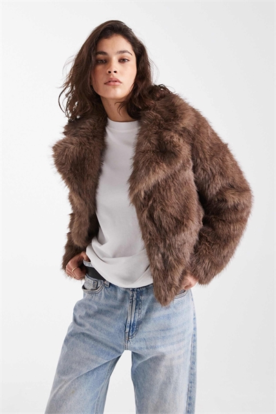 Короткая куртка из искусственного меха артикул 151341215