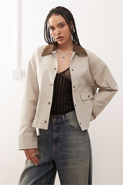 Легкая куртка-барн с контрастным воротником, цвет «камень» артикул 139108726