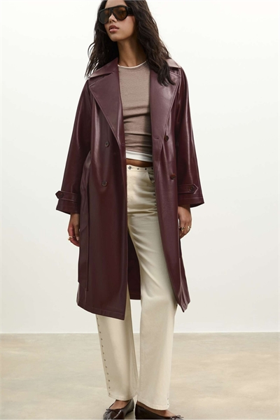Длинный тренч из искусственной кожи бордового цвета артикул 151427643