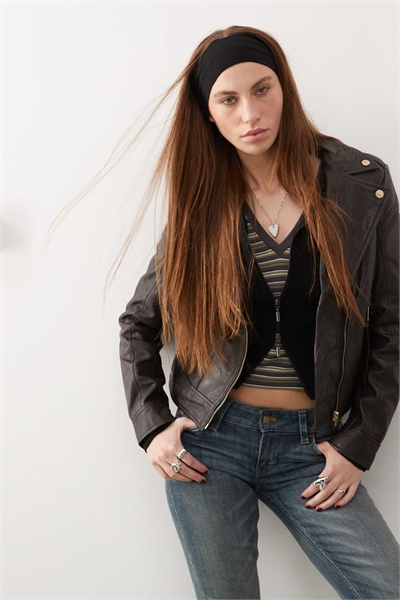 Кожаная куртка в стиле байкера артикул 140674827