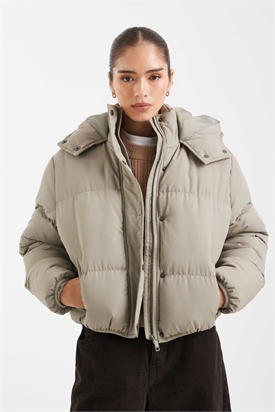 Укороченная пуховик с капюшоном артикул 134767464