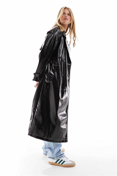 Тренч с эффектом кожи и блестящей поверхностью, с контрастной отстрочкой артикул 135674039