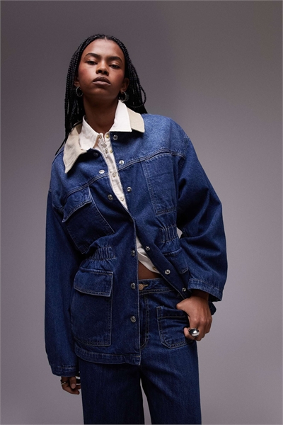 Джинсовая куртка с эластичным поясом и воротником из шнурка, средне-синего цвета артикул 141909159