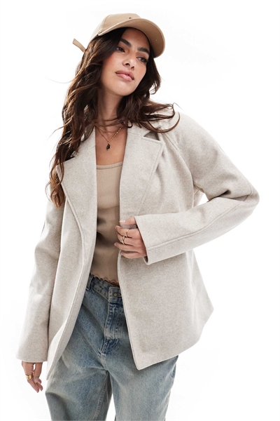 Короткий формальный пиджак с поясом кремового цвета артикул 136528753