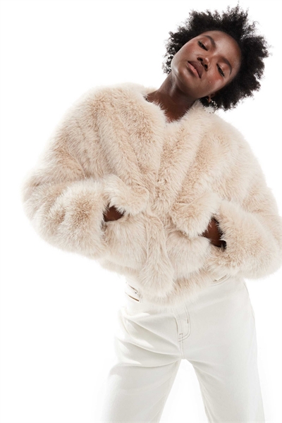 Короткая куртка из искусственного меха с карманами, бежевого цвета артикул 136233489