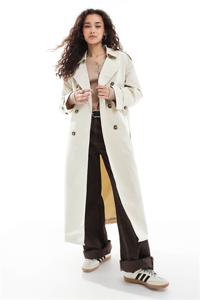 Длинный тренч с поясом цвета овсянки артикул 141186397