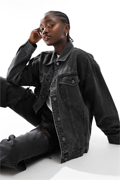 Джинсовая куртка свободного кроя в стиле 90-х артикул 133219067