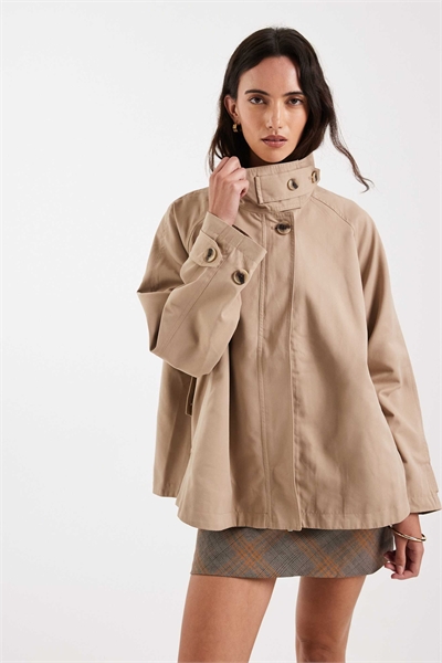 Куртка-накидка с высоким воротником светло-бежевого цвета артикул 152906188