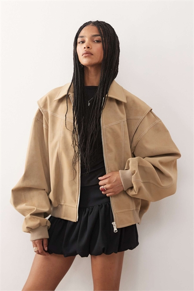 Эксклюзивная бомбер-куртка из кожи Vista с контрастной отстрочкой в цвете латте артикул 150324657